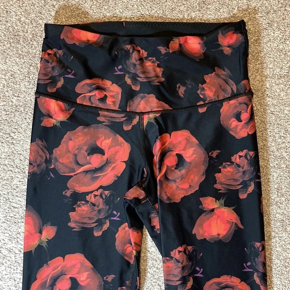 Victoria’s Secret Sport Leggings black and red roses M - Picture 2 of 14